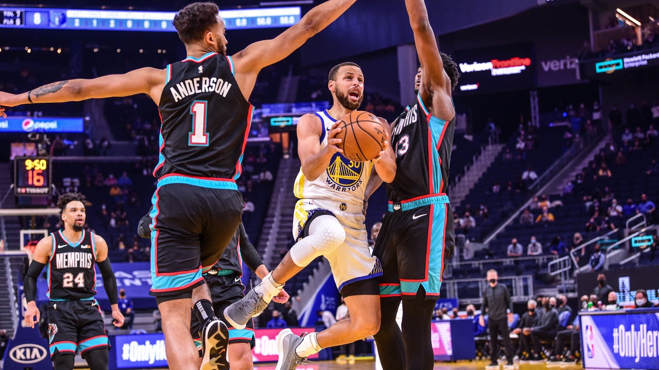 Stephen Curry's 46-point season finale clinches his 2nd scoring title
